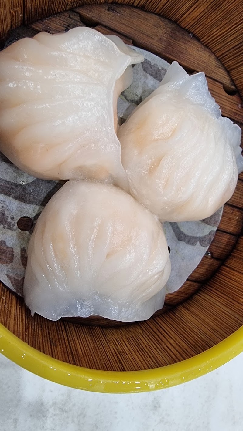 three translucent prawn har gow in a bamboo steamer â Hong Kong Dim Sum, Glen Waverley